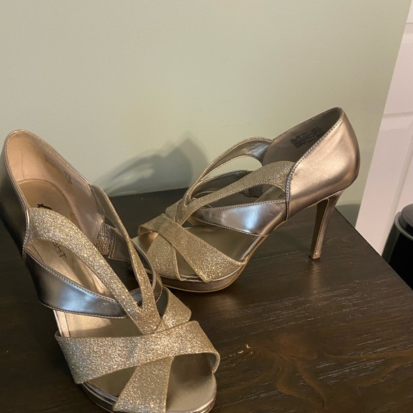 Sparkly gold heels - Picture 2 of 4